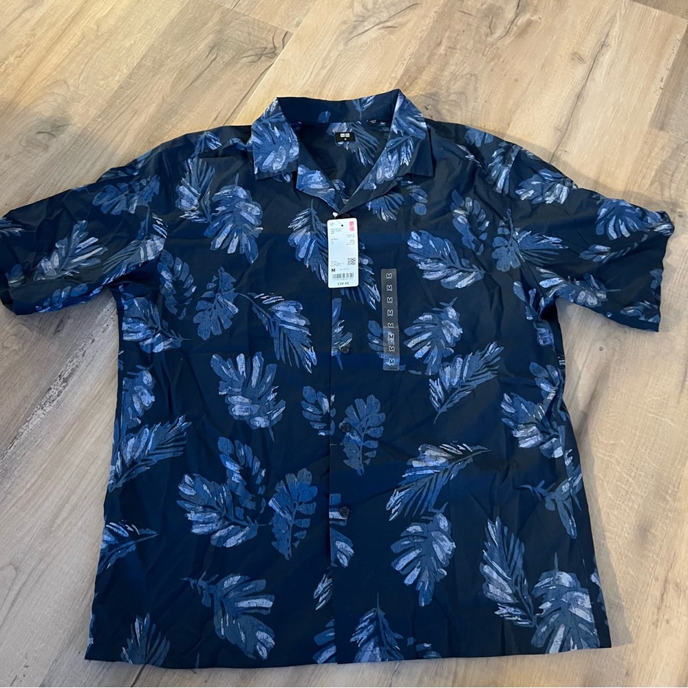 NWT! UNIQLO Open collard Button down navy blue Aloha Shirt Men’s size medium